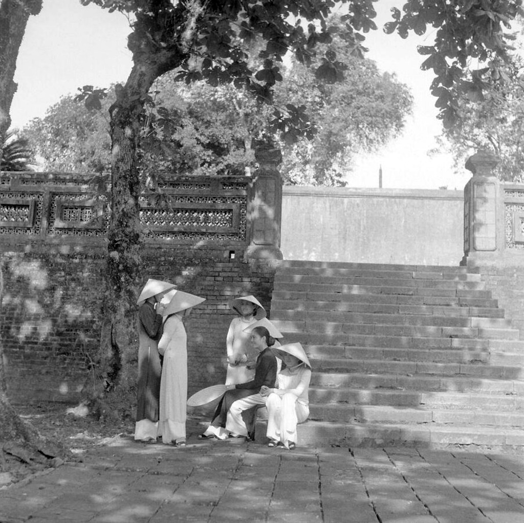 Nữ sinh năm 1942 mặc áo dài truyền thống