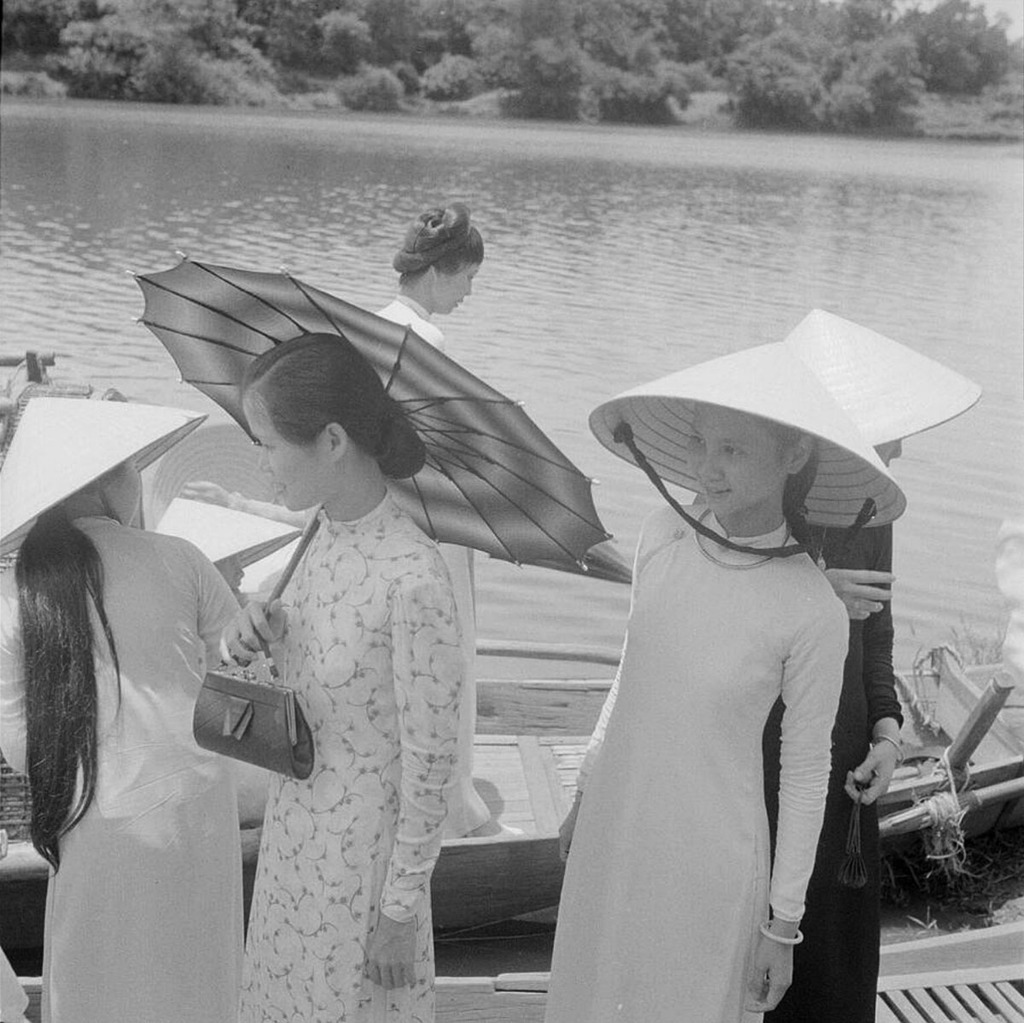 Nữ sinh năm 1942 mặc áo dài truyền thống