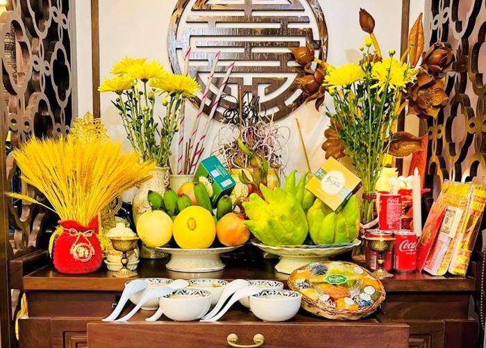 Mâm lễ cúng rằm tháng 7 ngoài sân đầy đủ