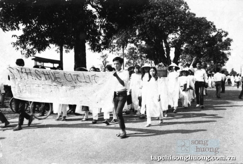 Nữ sinh năm 1963 trong tà áo dài trắng