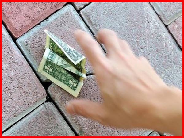 Người nhặt được tiền mơ thấy đánh đề con gì