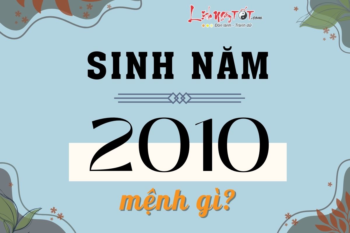 Nữ sinh 2010 mặc đồng phục tươi cười ngoài sân trường
