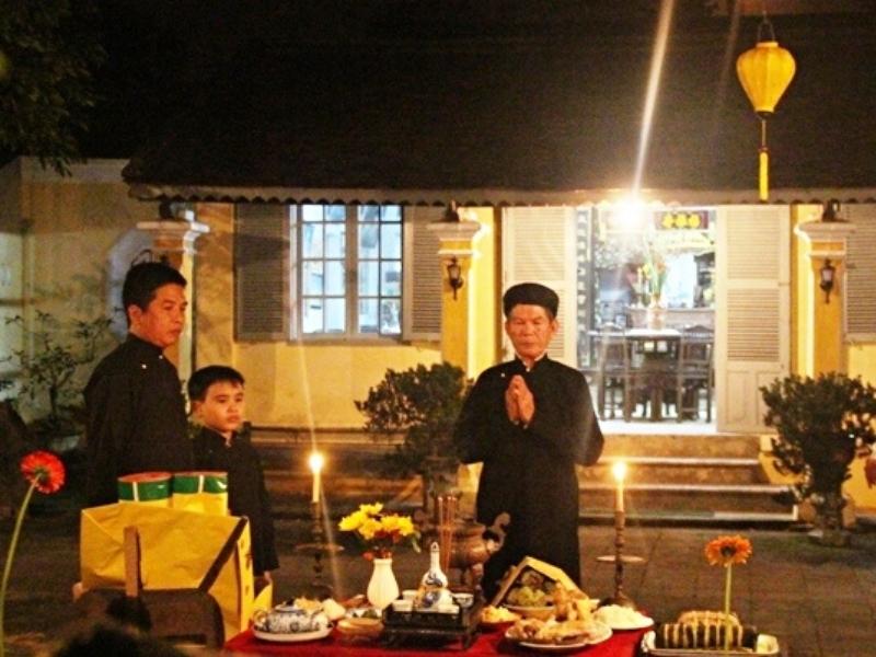 Bàn lễ cúng giao thừa ngoài trời đầy đủ lễ vật