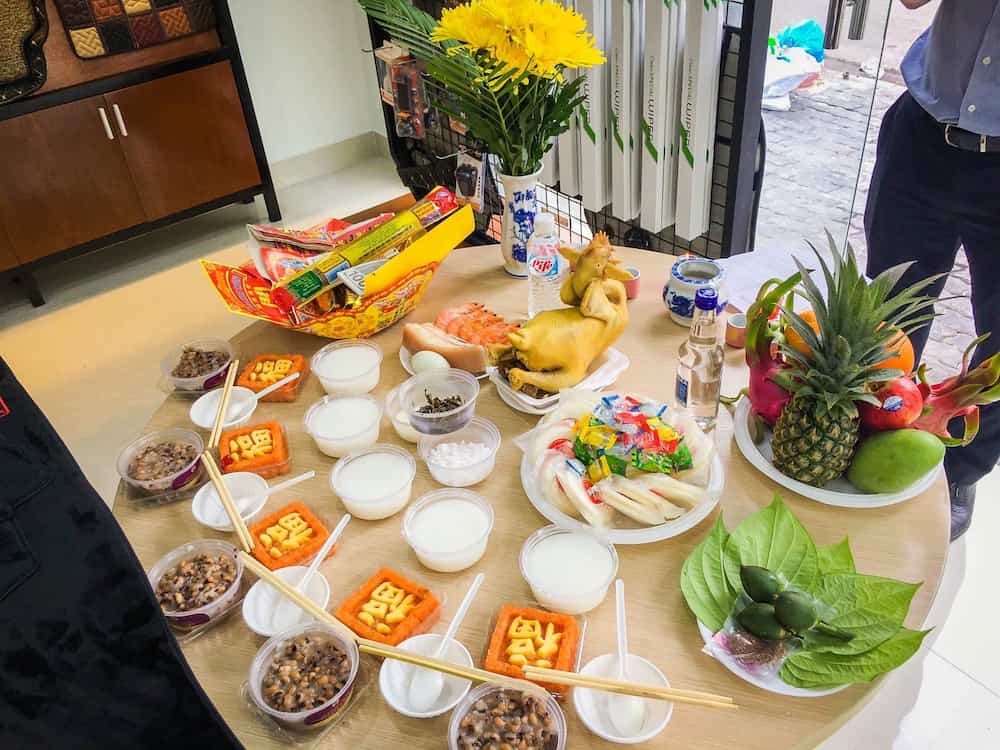 Lễ cúng khai trương cửa hàng trang trọng và đầy đủ
