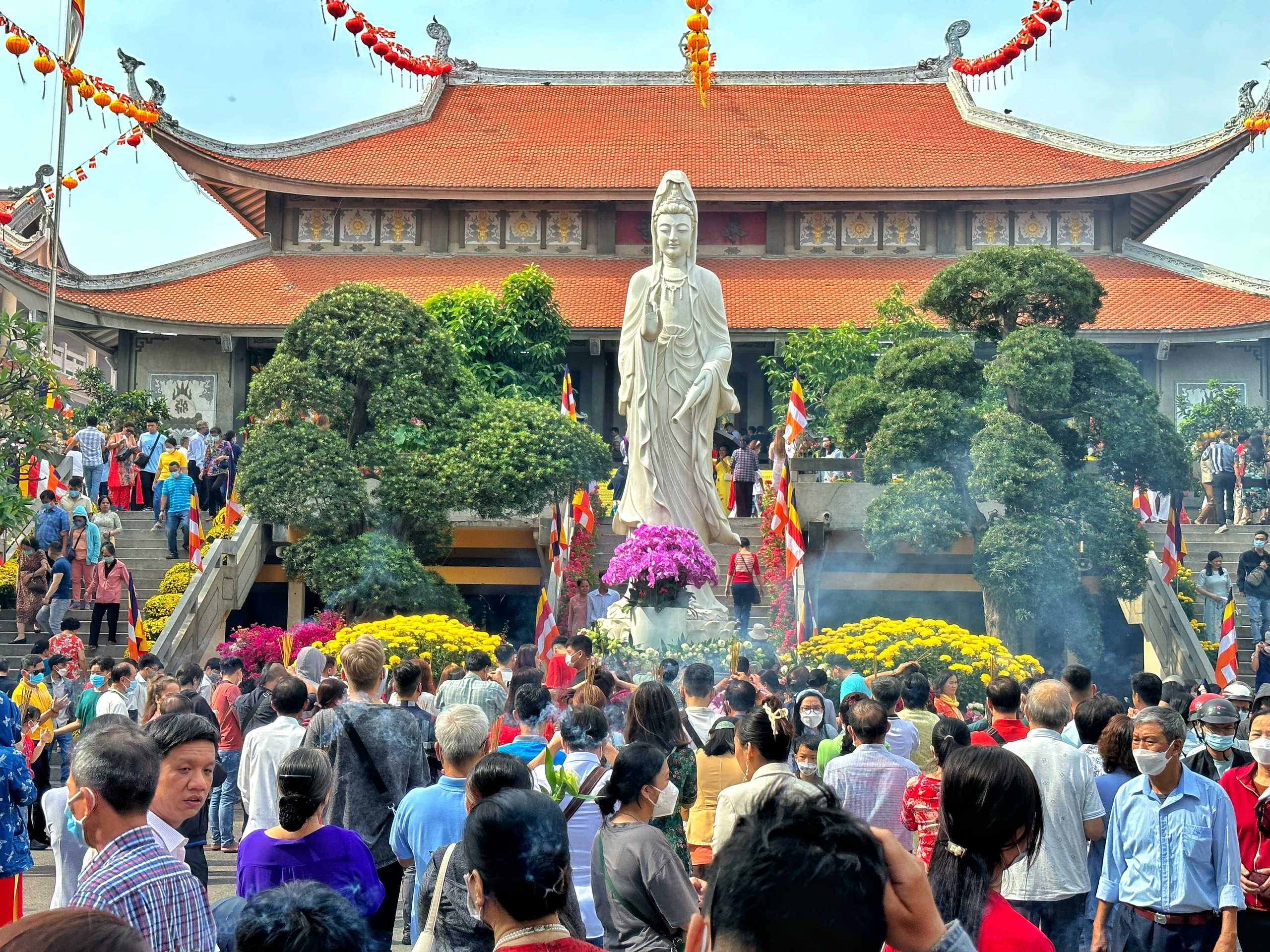 Bàn thờ gia tiên ngày mùng 1 với mâm cúng chuẩn
