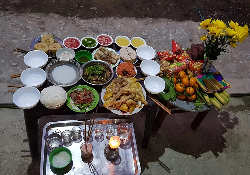 Bàn lễ cúng giao thừa ngoài trời đầy đủ lễ vật