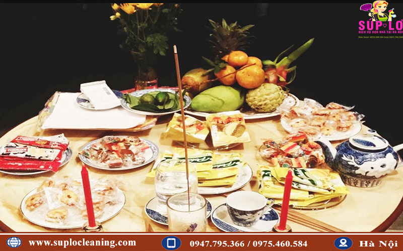 Bàn lễ cúng giao thừa ngoài trời đầy đủ lễ vật
