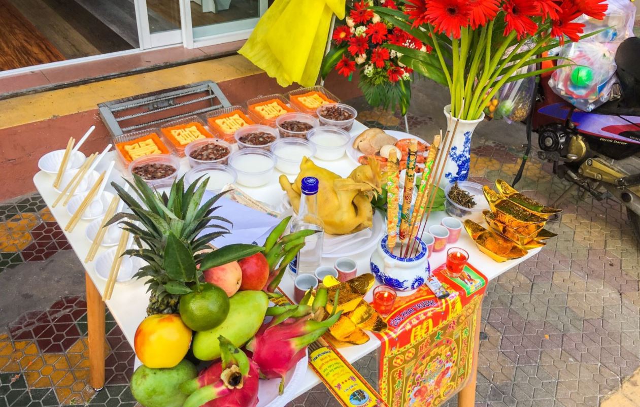 Lễ cúng khai trương cửa hàng trang trọng và đầy đủ