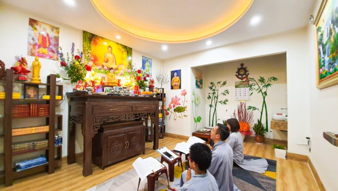 Bàn cúng tất niên gia đình đầy đủ lễ vật
