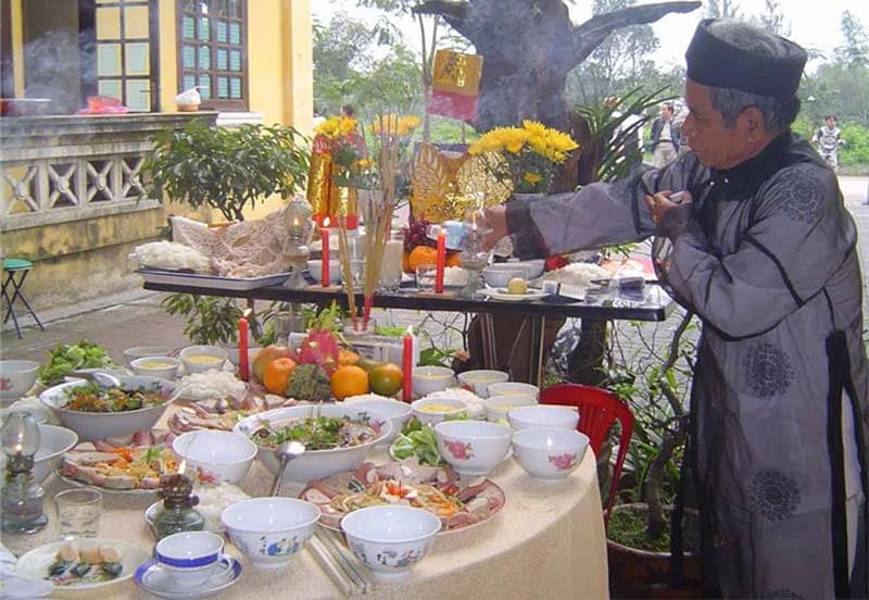 Bài cúng tất niên ngoài trời theo phong tục truyền thống