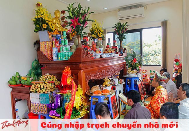 Gia đình làm lễ cúng chuyển nhà mới