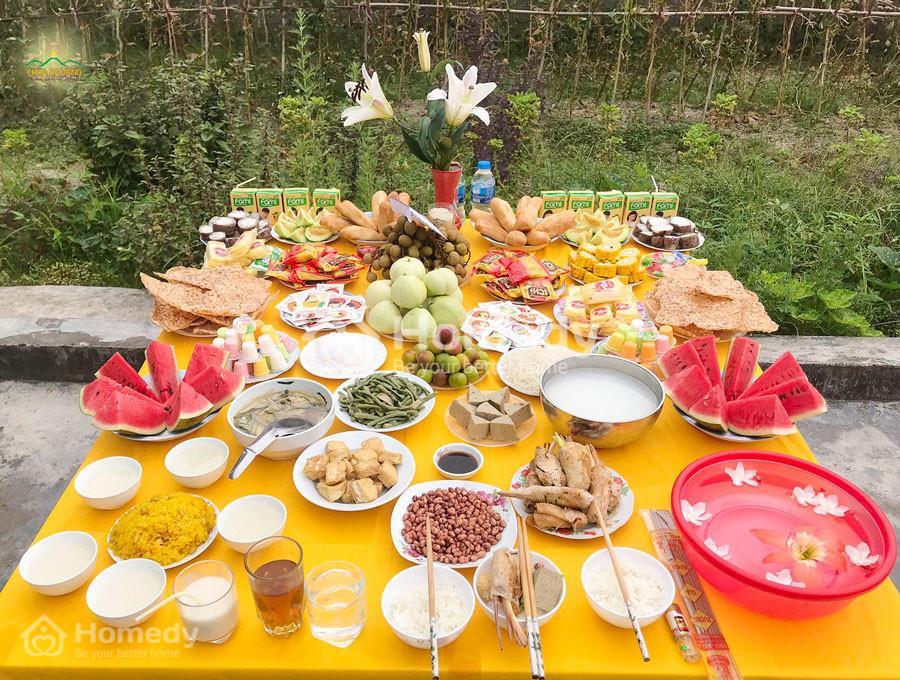 Mâm lễ cúng cô hồn rằm tháng 7 ngoài trời