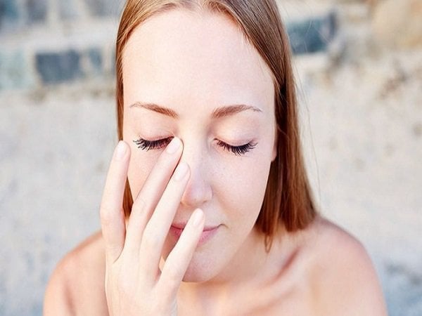 Người bị ngứa mắt nhìn ra xa