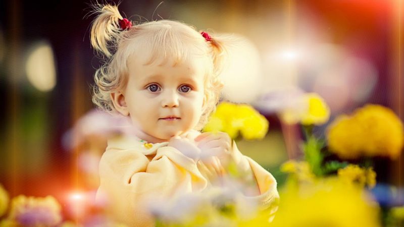 Bé gái họ Nguyễn dễ thương đang cười vui vẻ
