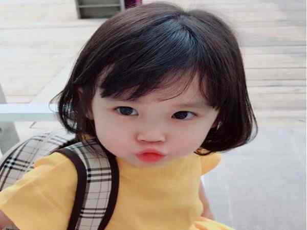 Bé gái họ Nguyễn dễ thương đang cười vui vẻ
