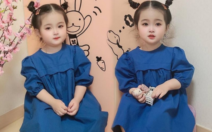 Bé gái họ Nguyễn dễ thương đang cười vui vẻ