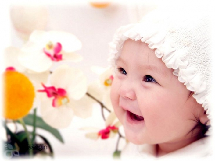 Bé gái họ Nguyễn dễ thương đang cười vui vẻ