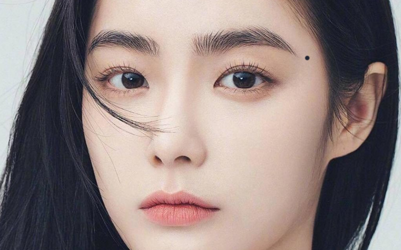 Nốt ruồi ở đuôi lông mày bên trái