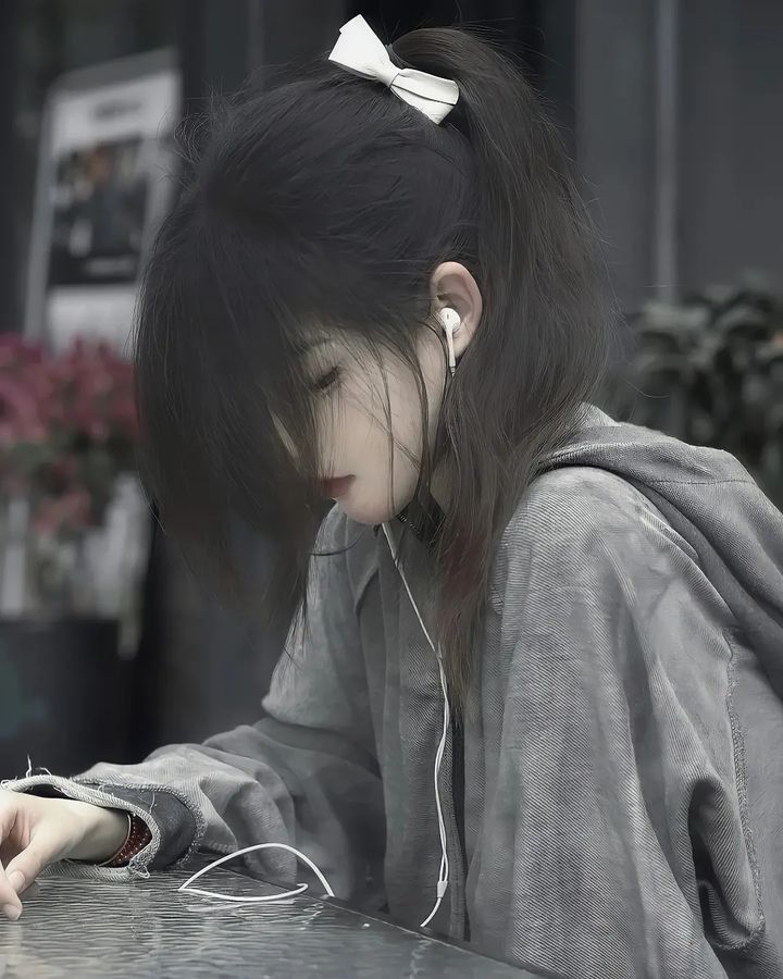 Cô gái nháy mắt phải nhẹ nhàng