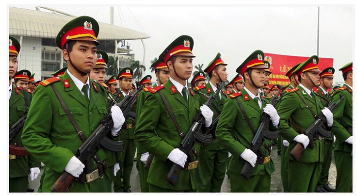 Công an làm nhiệm vụ trên đường phố ban đêm