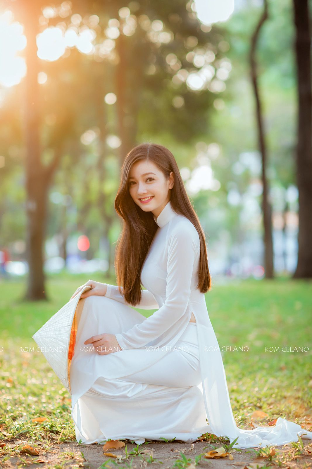 Nữ sinh 2032 mặc đồng phục tươi cười đến trường