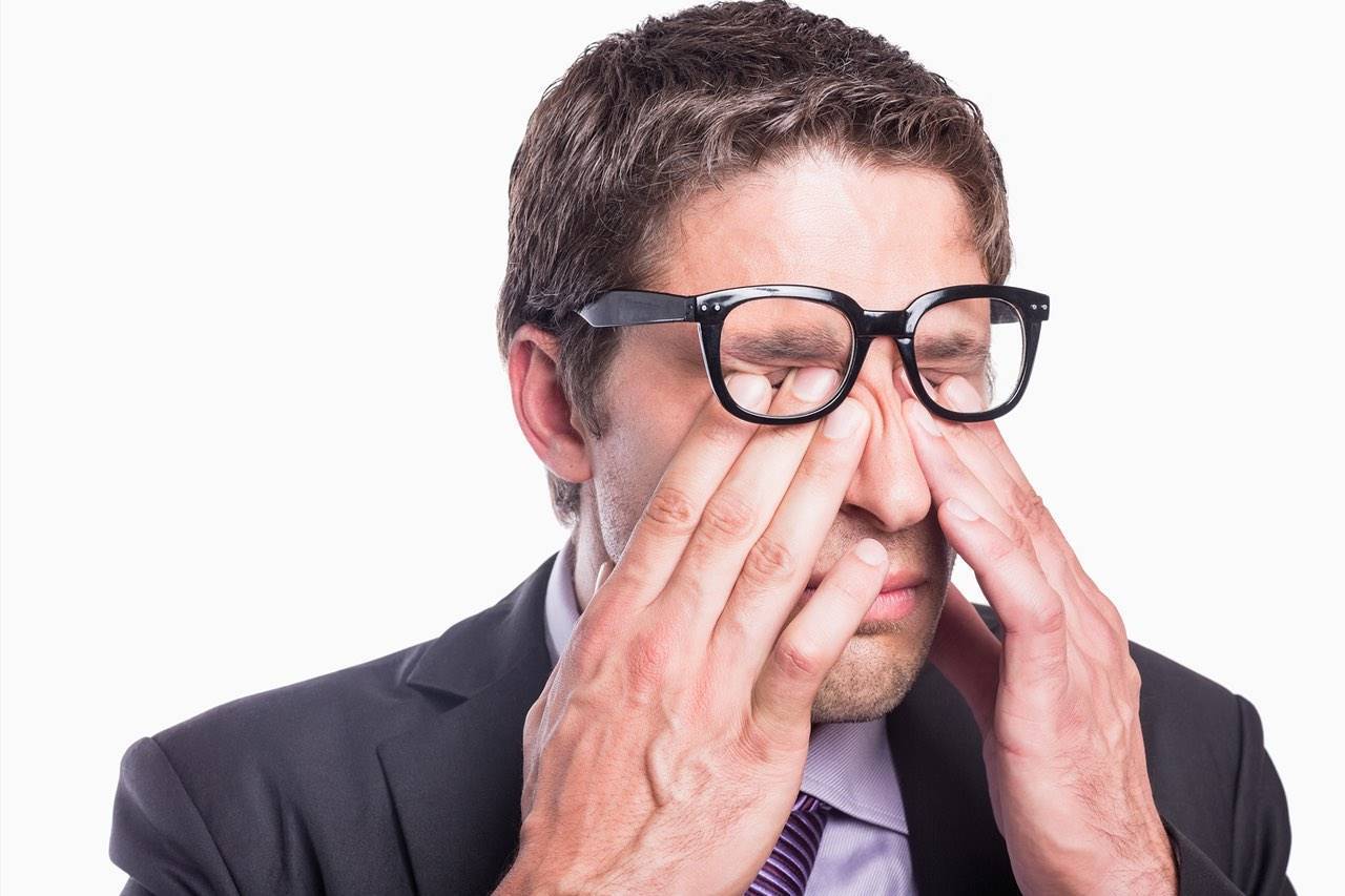 Nam giới bị giật mắt phải