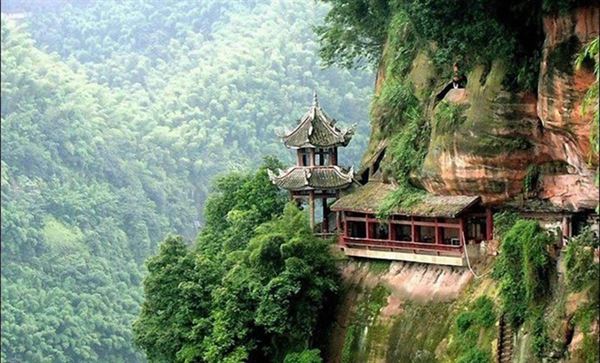 Không gian chùa Khánh Anh và hoạt động tử vi