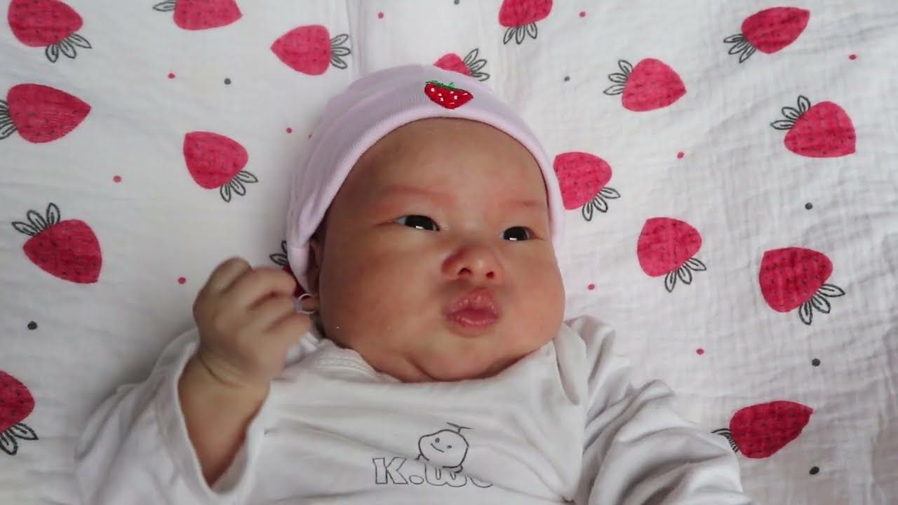 Em bé sơ sinh đang ngủ trong giấc mơ yên bình