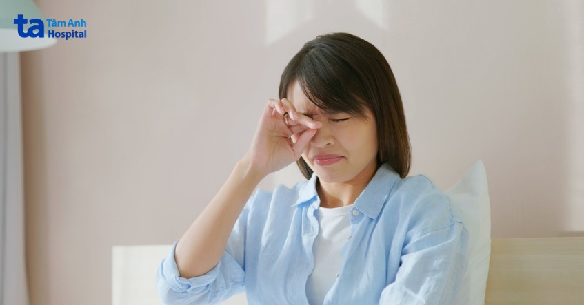 Nam giới bị giật mí mắt phải