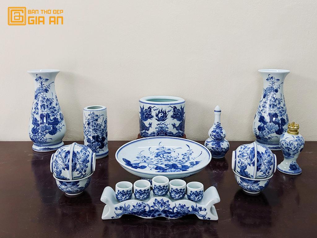 Gia đình chuẩn bị cúng bốc bát hương trên bàn thờ