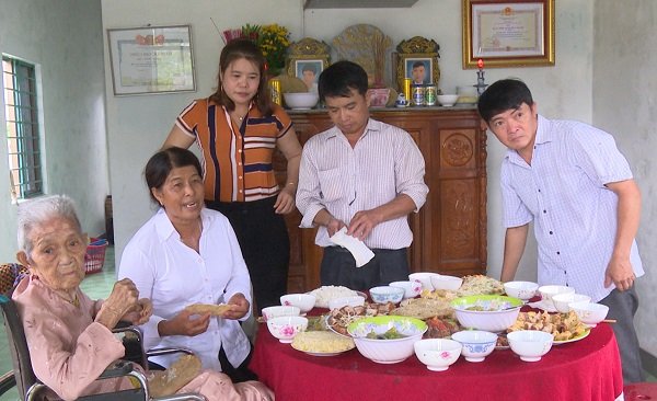 Bàn cúng giỗ cha mẹ truyền thống Việt Nam đầy đủ lễ vật