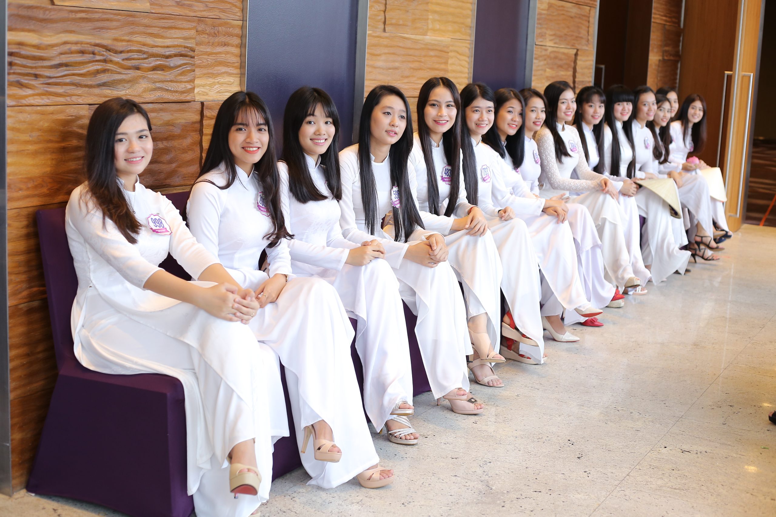 Nữ sinh mặc áo dài trắng năm 2014