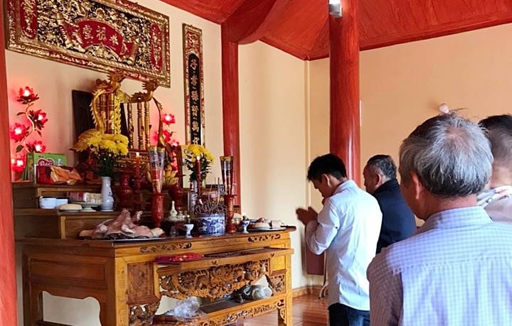 Cúng thần linh trong nhà truyền thống Việt Nam