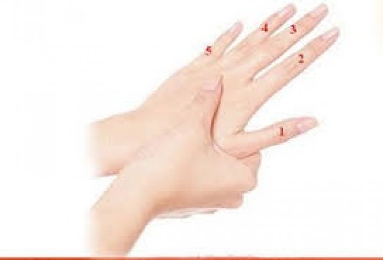 Nốt ruồi ở ngón áp út tay phải nữ