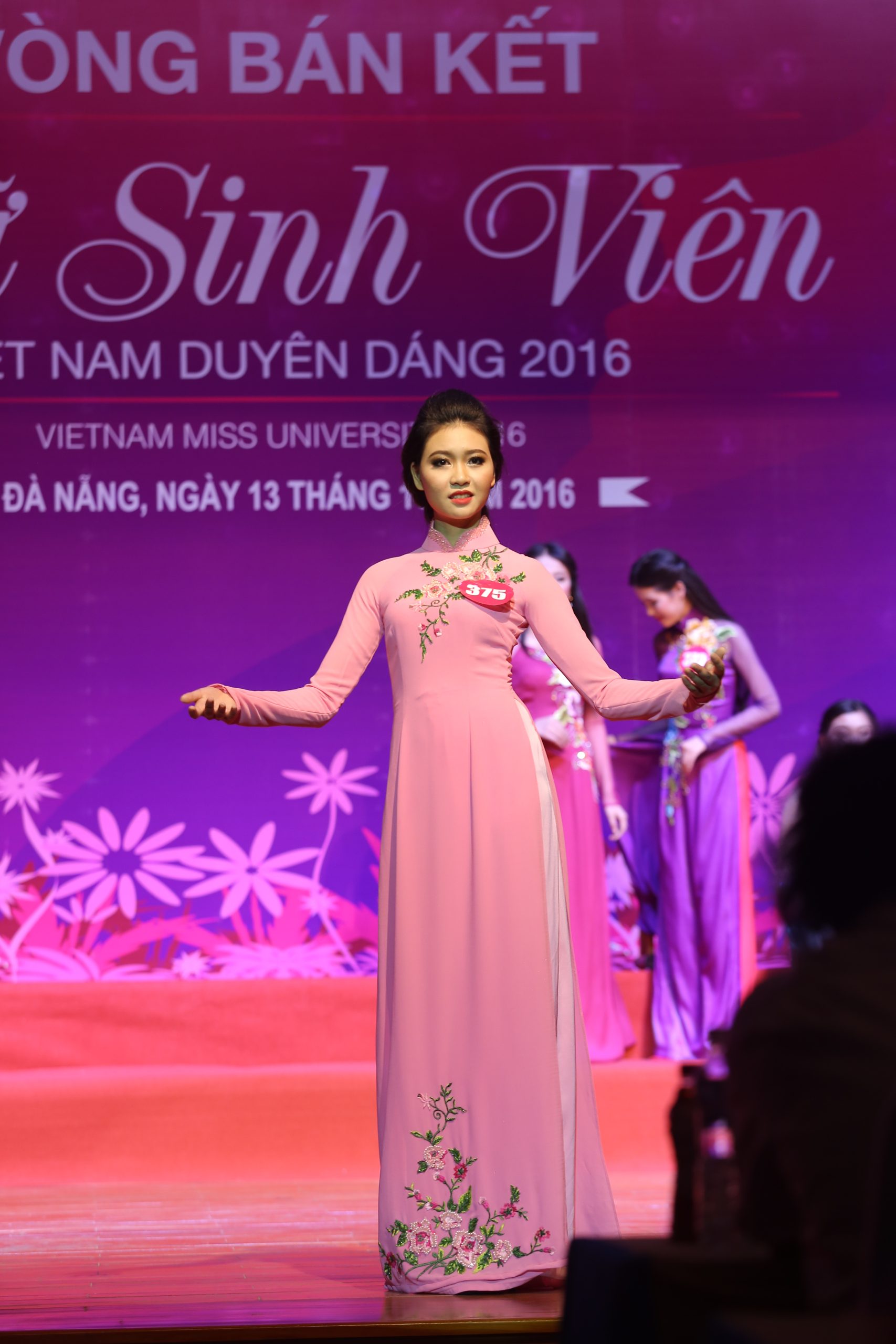 Nữ sinh mặc áo dài trắng dự lễ khai giảng 2016