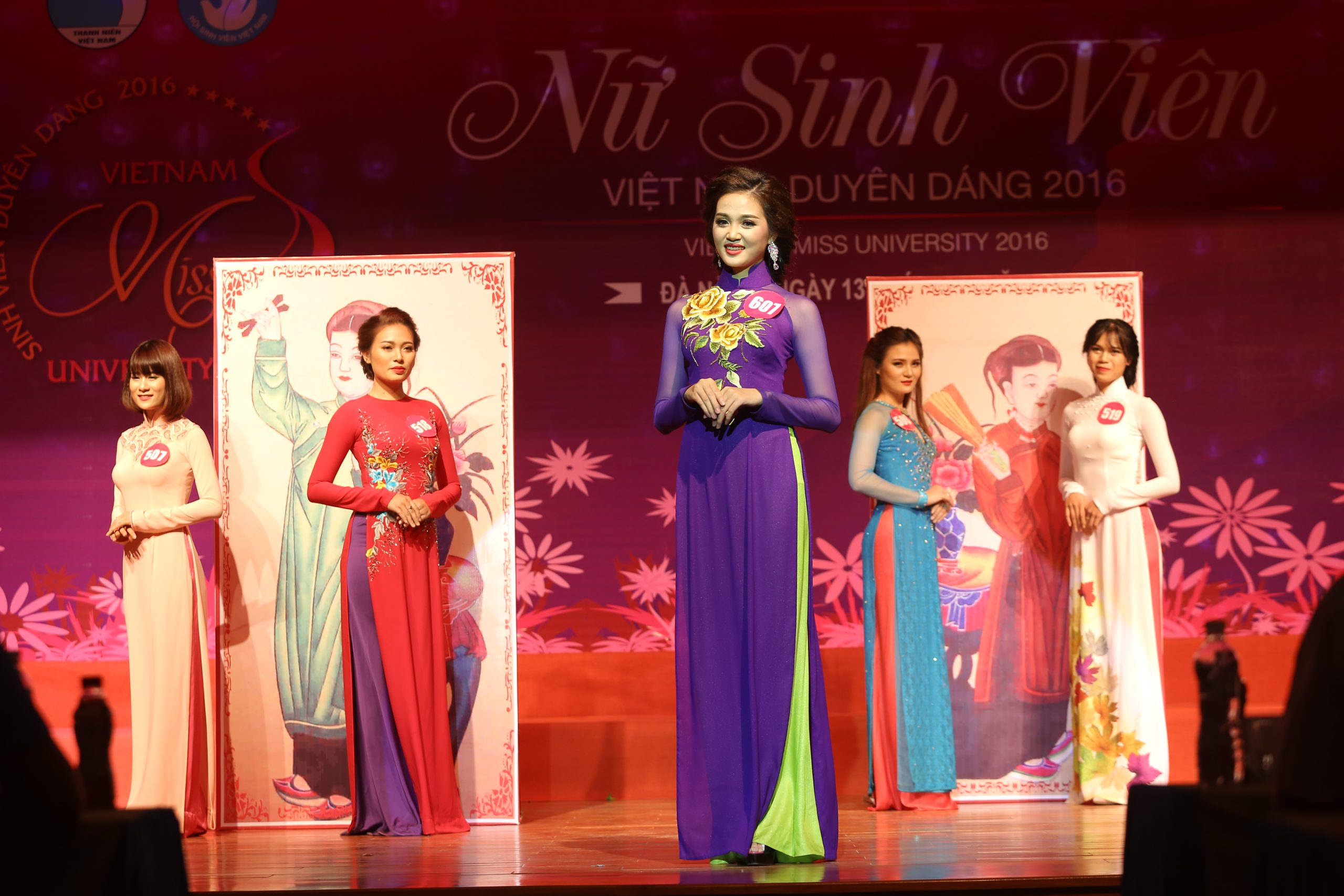 Nữ sinh mặc áo dài trắng dự lễ khai giảng 2016