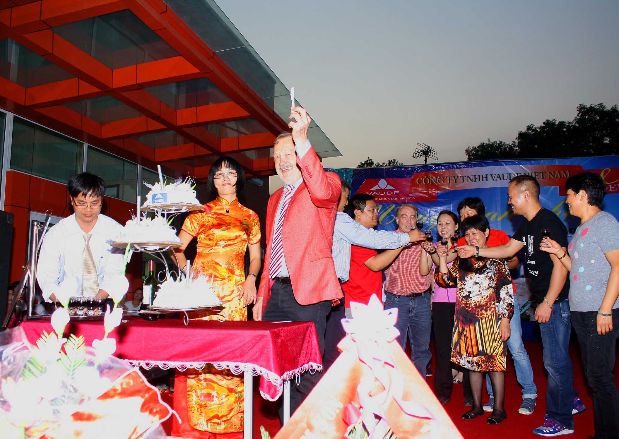 Nữ sinh mặc áo dài trắng năm 2011 vui tươi