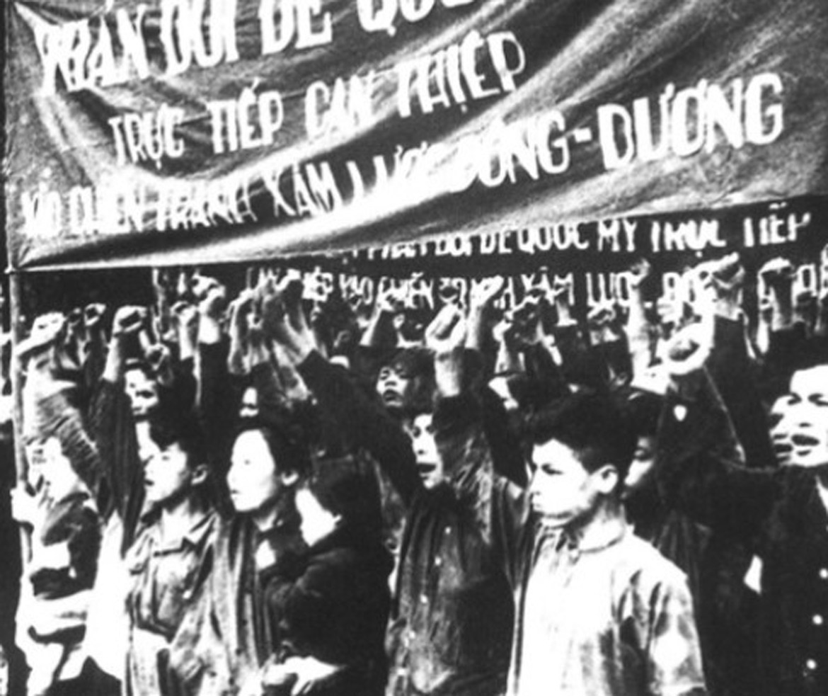 Nữ sinh Việt Nam thập niên 1950 trong tà áo dài trắng