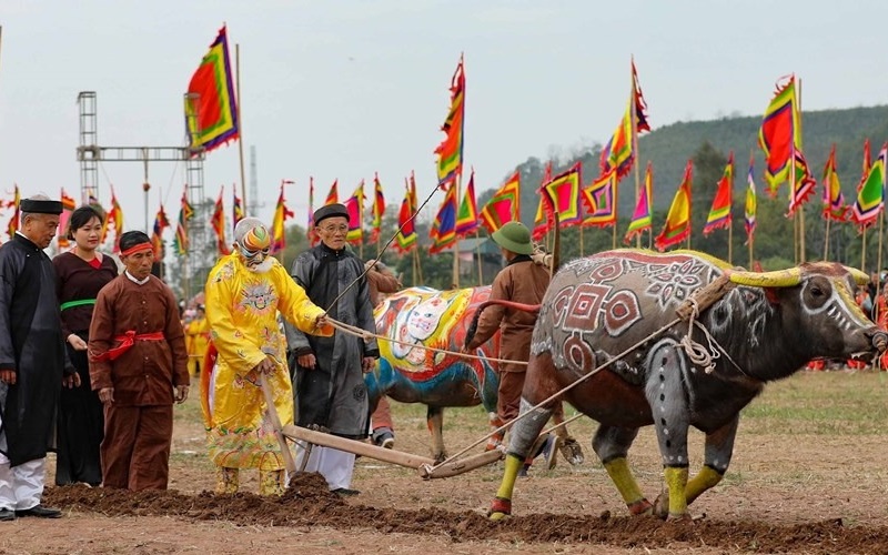 Cúng lễ khai xuân đầy đủ: Hướng dẫn mâm lễ, cách cúng, giờ đẹp và văn khấn chuẩn nhất Mâm lễ cúng khai xuân truyền thống tại nhà