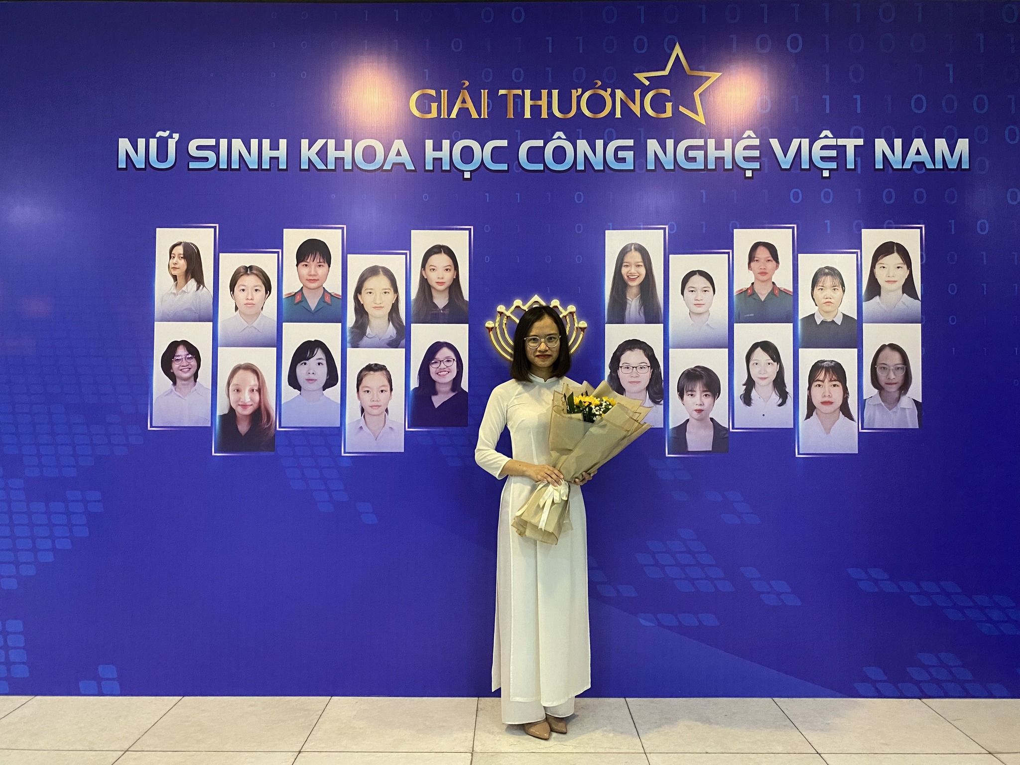 Nữ sinh mặc áo dài trắng năm 2022 tươi cười