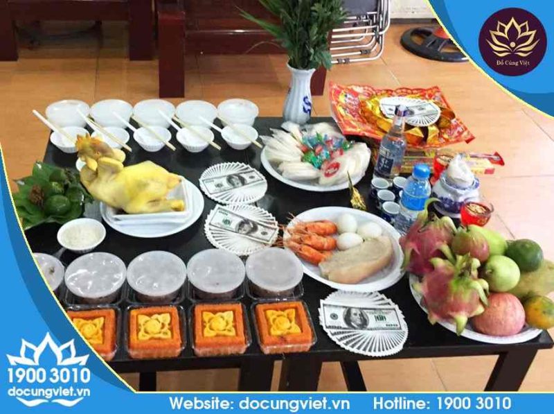 Gia đình chuẩn bị mâm lễ cúng sửa nhà truyền thống