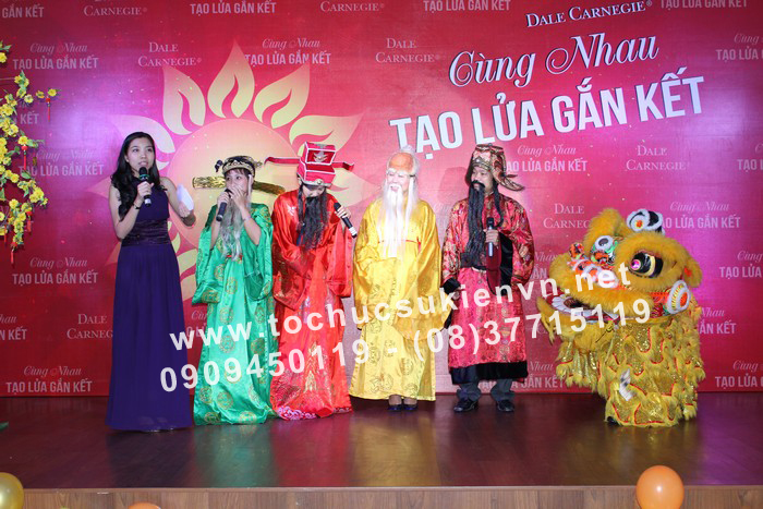 Bàn cúng tất niên gia đình đầy đủ lễ vật