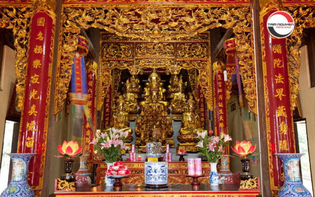 Cúng thần linh trong nhà truyền thống Việt Nam