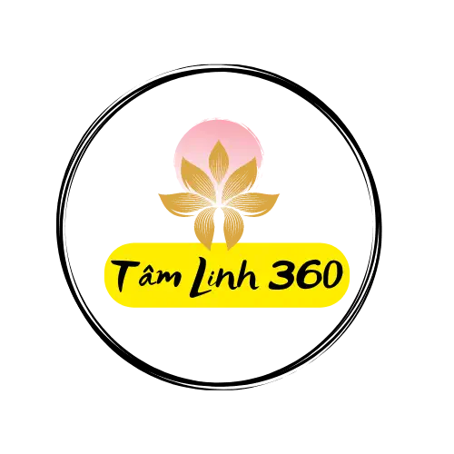 Nữ sinh 2002 mặc áo dài trắng tươi cười