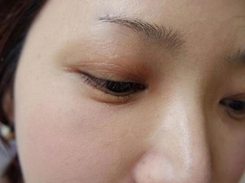 Dáng lông mày không đều