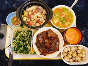 Người mơ thấy ăn cơm và con số may mắn
