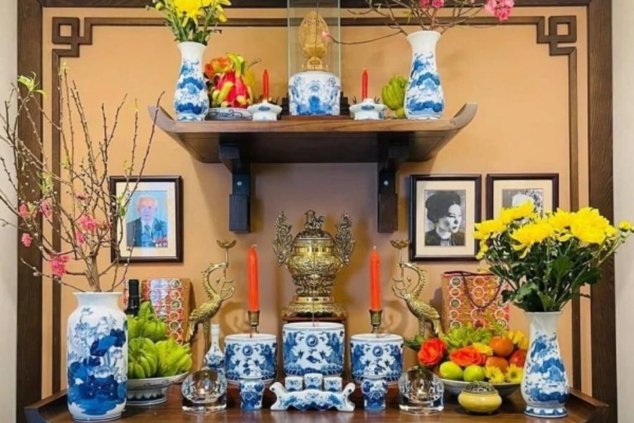 Gia đình làm lễ cúng nhập trạch về nhà mới