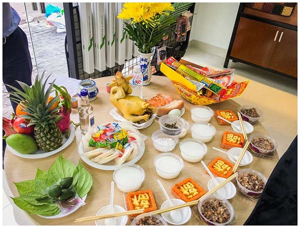 Gia đình chuẩn bị mâm lễ cúng sửa nhà truyền thống