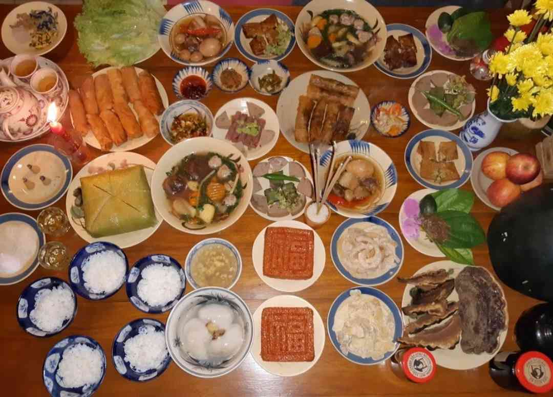 Gia đình chuẩn bị mâm lễ cúng tết Thanh Minh