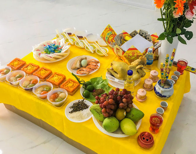 Gia đình chuẩn bị mâm lễ cúng sửa nhà truyền thống
